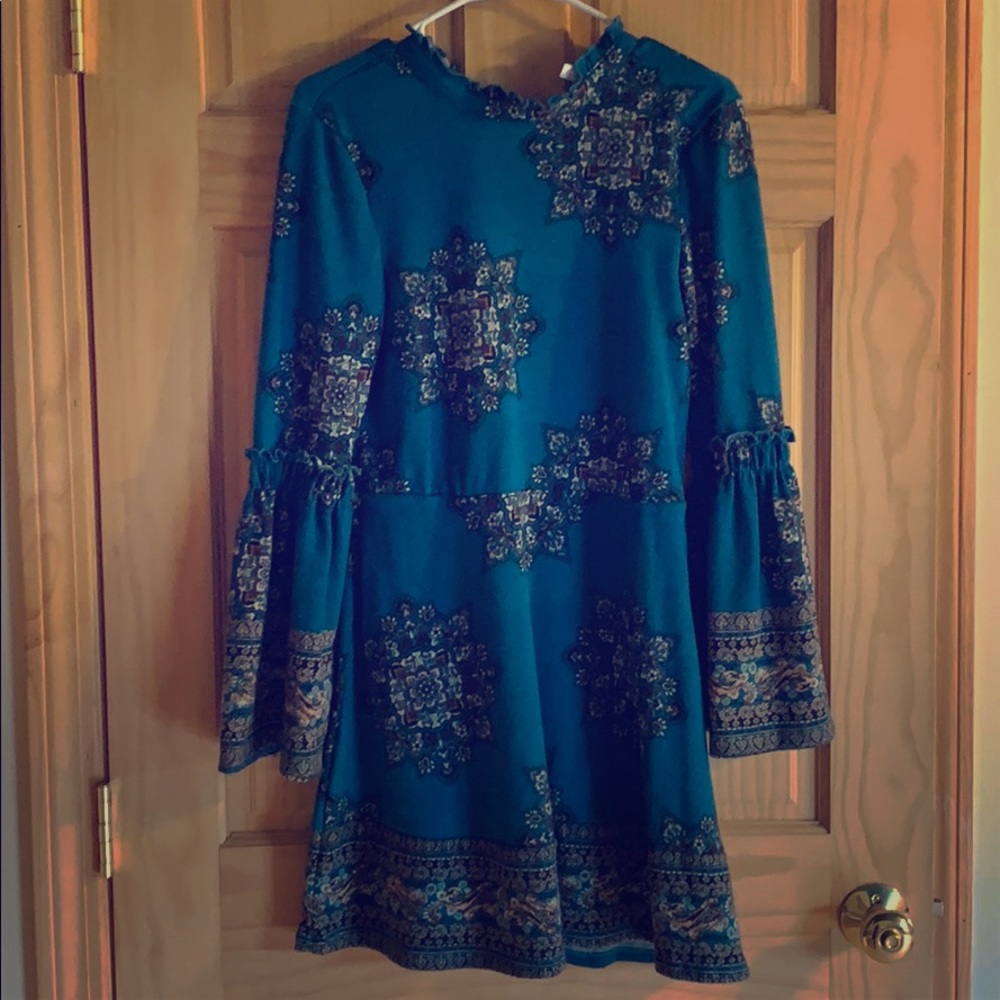 Gorgeous teal bell sleeve dress